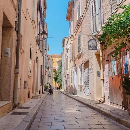 Le Clocher L Vieux Village L Shellter-rentals Апартаменты *